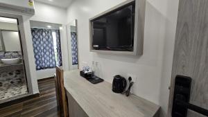 TV a/nebo společenská místnost v ubytování Hotel Akshaya