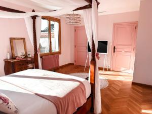 un dormitorio con una cama con dosel en LV House & Gardens, en Carcassonne
