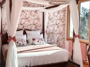 1 dormitorio con cama con dosel y flores rosas en LV House & Gardens, en Carcassonne 52 fotos más