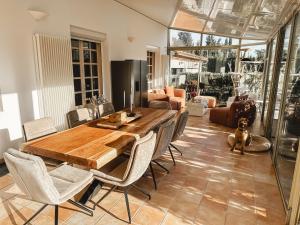 Un comedor con mesa y sillas de madera. en LV House & Gardens, en Carcassonne