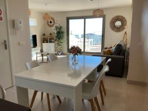 una mesa blanca y sillas en la sala de estar. en El pequeño paraíso, en San Juan de los Terreros