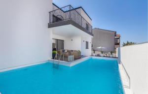 una villa con piscina y una casa en 5 Bedroom Beautiful Home In Stinjan, en Štinjan