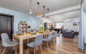 Un comedor y una sala de estar con mesa y sillas. en 5 Bedroom Beautiful Home In Stinjan, en Štinjan