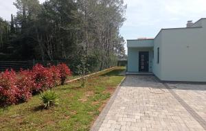 un edificio blanco con una puerta en un patio en 2 Bedroom Awesome Home In Rovinj, en Rovinj