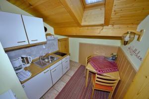 mała kuchnia ze stołem i zlewem w obiekcie Ferienwohnung Johannesklause w mieście Mittenwald