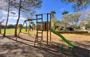 アルガイダにあるSon Amer Des Plaの滑り台とブランコが空いている遊び場