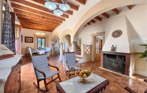 アルガイダにあるSon Amer Des Plaの椅子と暖炉のあるリビングルーム