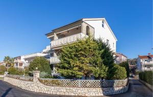 une maison avec une clôture en pierre devant elle dans l'établissement Awesome Apartment In Palit With Wifi, à Palit