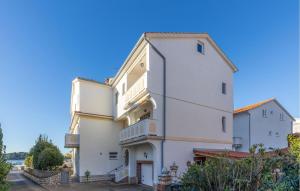 un grand bâtiment blanc avec des balcons dans l'établissement Awesome Apartment In Palit With Wifi, à Palit