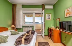 deux lits dans une chambre aux murs verts dans l'établissement Awesome Apartment In Palit With Wifi, à Palit