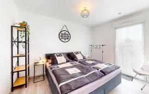 Postel nebo postele na pokoji v ubytování 2 Bedroom Stunning Home In Schlierbach