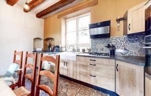 Η κουζίνα ή μικρή κουζίνα στο 8 Bedroom Gorgeous Home In Courdemanche +22 φωτογραφίες