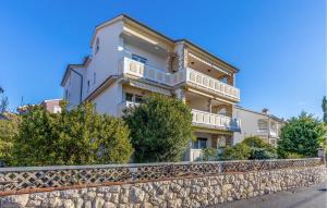 un grand bâtiment blanc derrière un mur de pierre dans l'établissement Nice Apartment In Palit With Wifi, à Palit 12 autres photos