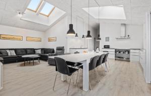 ボーゲンセにあるGorgeous Home In Bogense With Wifiのテーブルと椅子のあるキッチンとリビングルーム