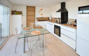 Η κουζίνα ή μικρή κουζίνα στο 2 Bedroom Cozy Home In Salavas