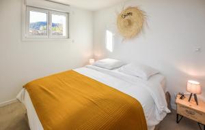 Ένα ή περισσότερα κρεβάτια σε δωμάτιο στο 2 Bedroom Cozy Home In Salavas
