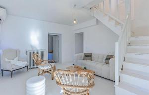 Posezení v ubytování 11 Bedroom Gorgeous Home In Le Rouet