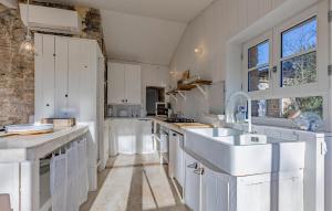 Kuchyň nebo kuchyňský kout v ubytování 11 Bedroom Gorgeous Home In Le Rouet