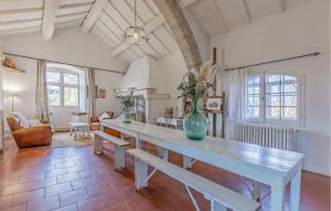 Posezení v ubytování 11 Bedroom Gorgeous Home In Le Rouet