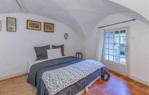 Postel nebo postele na pokoji v ubytování 11 Bedroom Gorgeous Home In Le Rouet