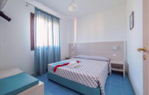 ein Schlafzimmer mit einem Bett mit einem roten Band darauf in der Unterkunft 2 Bedroom Lovely Home In Marina Di Modica in Marina di Modica