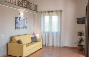 サン・ジョヴァンニ・ア・ピーロにあるLovely Home In San Giovanni A Piroのリビングルーム(黄色のソファ、窓付)