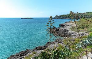 サン・ジョヴァンニ・ア・ピーロにあるLovely Home In San Giovanni A Piroの岩場からの海の景色 +12枚の写真