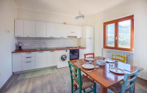 Kuchyň nebo kuchyňský kout v ubytování Lovely Apartment In Corigliano-Rossano