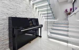 un piano negro en una habitación con escaleras en Megghy Maison, en Catania 37 fotos más