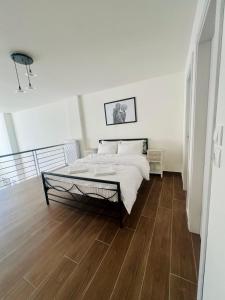 ラミアにあるAnnabell Houses & Roomsのベッドと木の床のある寝室