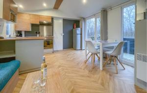 A cozinha ou cozinha compacta de Amazing StaCaravan In Lauwersoog