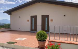 ein Haus mit Balkon und einer Pflanze davor in der Unterkunft Nice Apartment In San Giovanni A Piro in San Giovanni a Piro + 8 Fotos