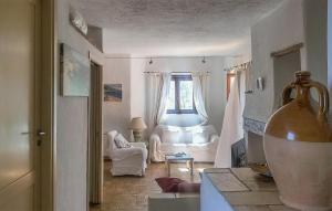 a room with a living room with a couch and a window at Nice Home In Diamante in Diamante
