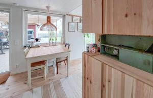 Una cocina con una mesa de madera y una pecera. en Awesome Home In Strandbaden With Wifi, en Strandbaden