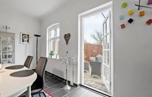 jadalnia ze stołem i krzesłami oraz oknem w obiekcie 3 Bedroom Stunning Home In Rødby w mieście Rødby