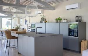 Η κουζίνα ή μικρή κουζίνα στο Cozy Home In Cortoreggio- Ar With Sauna