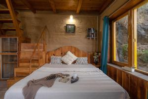 Postel nebo postele na pokoji v ubytování Whispering Pines Cottages Cabin by Bastiat Stays