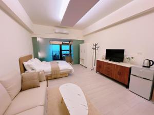 漫遊文旅溫泉宅一山海景觀陽台房一晚上7點入住一晚進晚退-21小時睡飽飽方案的电视和/或娱乐中心