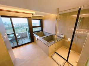 漫遊文旅溫泉宅一山海景觀陽台房一晚上7點入住一晚進晚退-21小時睡飽飽方案的一间浴室