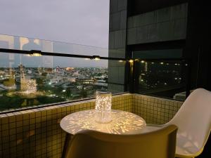 漫遊文旅溫泉宅一山海景觀陽台房一晚上7點入住一晚進晚退-21小時睡飽飽方案的阳台或露台