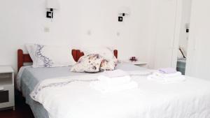 A bed or beds in a room at Medieval Rose Guest House