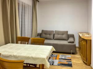 Część wypoczynkowa w obiekcie Apartamenty i pokoje Gościniec na Równi