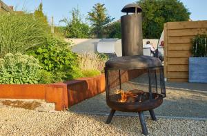 um incêndio num contentor num jardim em lit-loo em Hasselt