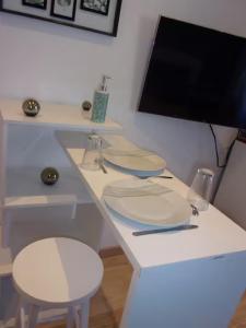TV a/nebo společenská místnost v ubytování Le bourget - Suite romantique + 19 fotografií