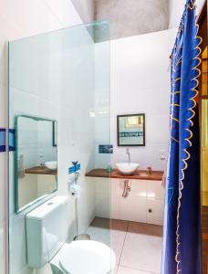 a bathroom with a toilet and a sink at Casa da Floresta Aruá, Praia do Forte, Bahia in Mata de Sao Joao