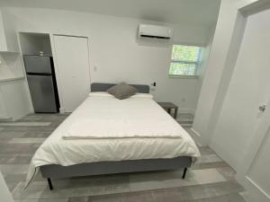 Postel nebo postele na pokoji v ubytování Newly renovated studio close to the beach