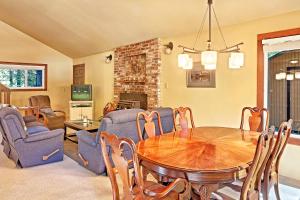 sala de estar con mesa de madera y sillas en Lindgren Haus en Greenwater