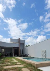 a house with a swimming pool in front of it at Casa de Praia em Beberibe - House 4k Beberibe, Acomoda até 10 pessoas in Beberibe