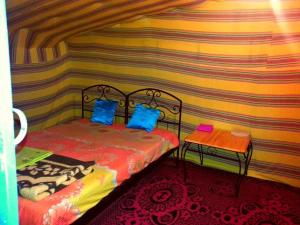 Katil atau katil-katil dalam bilik di Bivouac Le Petit Prince Merzouga