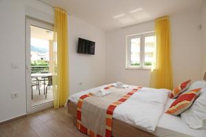 Postel nebo postele na pokoji v ubytování Apartments Smojver Stipe